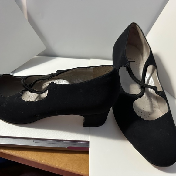 Brand New Trotters Black Low Heel Shoes with Elastic Strap – Size 8WW - Picture 10 of 13